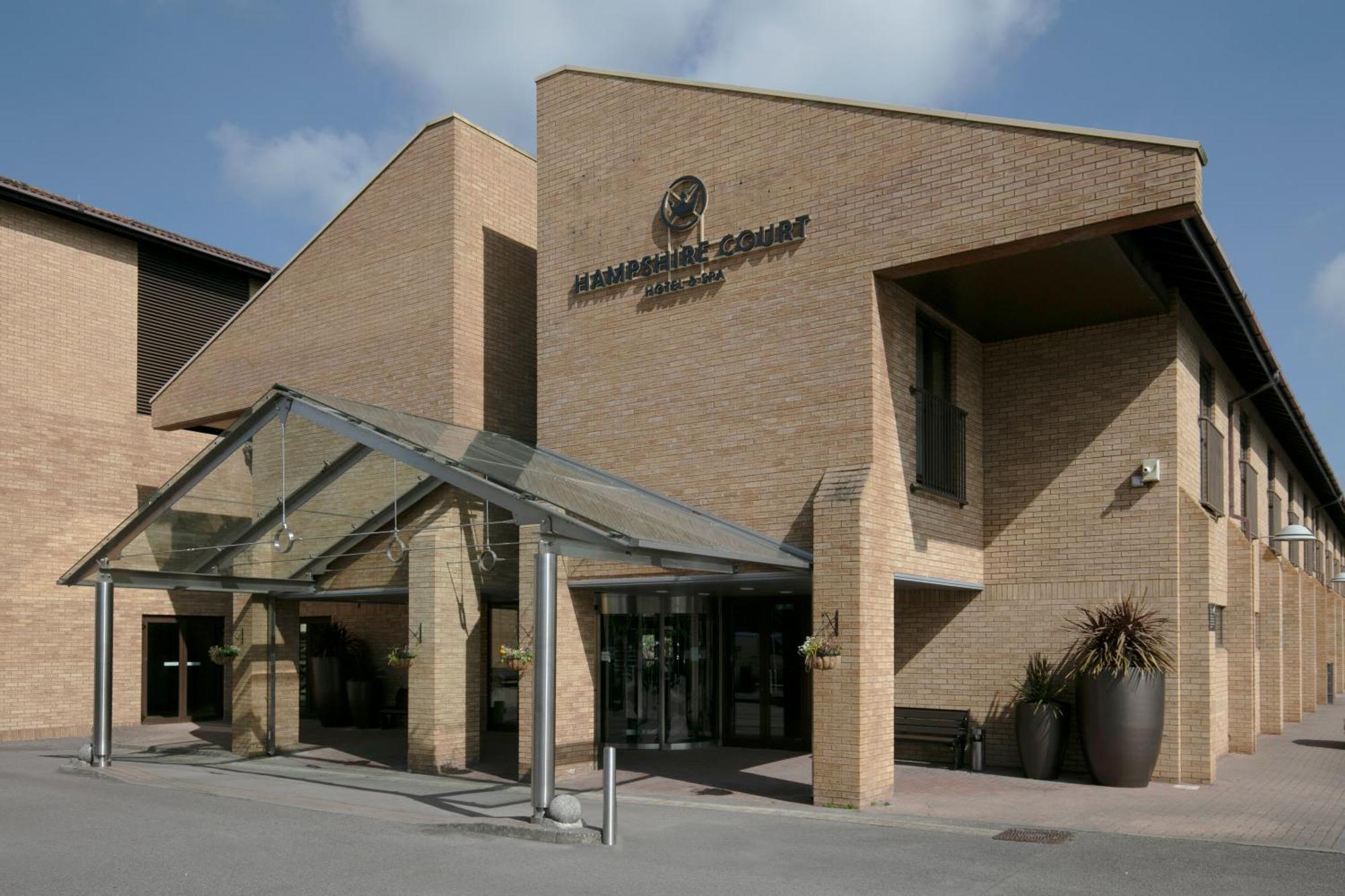 Hampshire Court Hotel & Spa ベージングストーク エクステリア 写真