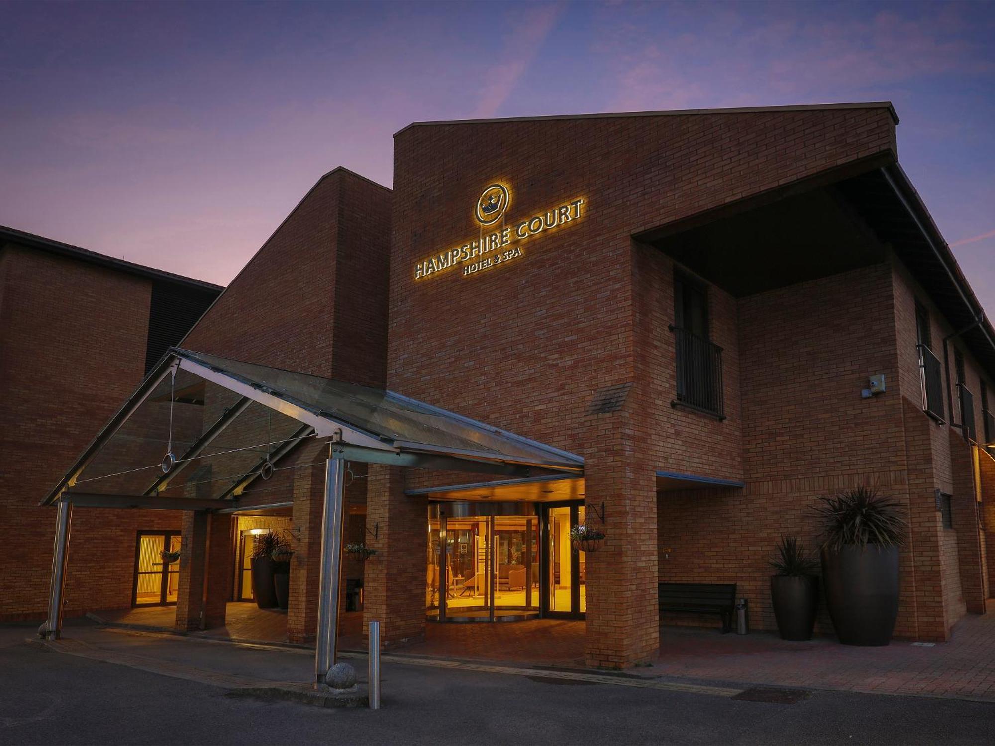Hampshire Court Hotel & Spa ベージングストーク エクステリア 写真